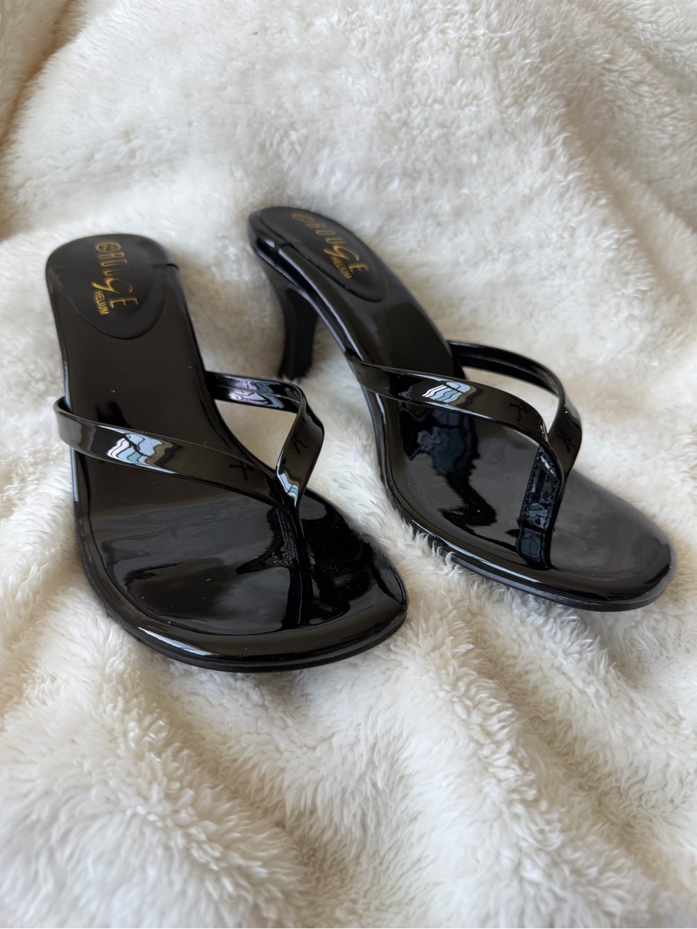 Glossy Black Patent Thong Sandals for Women - Picture 2 of 7
